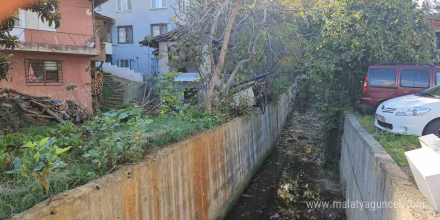 İstanbul’un göbeğinde 60 yıllık atık su sorunu vatandaşı çileden çıkardı