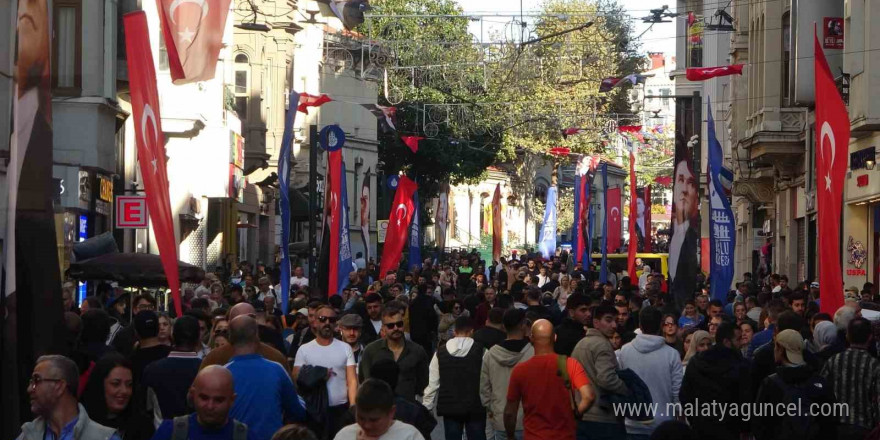 İstiklal Caddesi Cumhuriyet Bayramı’na hazırlanıyor