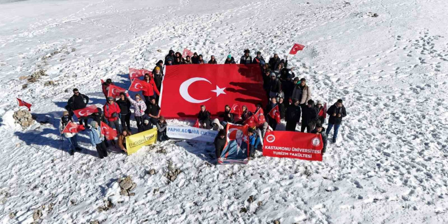 İstiklal Marşı’nı 2 bin 587 rakımlı dağın zirvesinde okuyup Cumhuriyet’in 101’nci yılını kutladılar