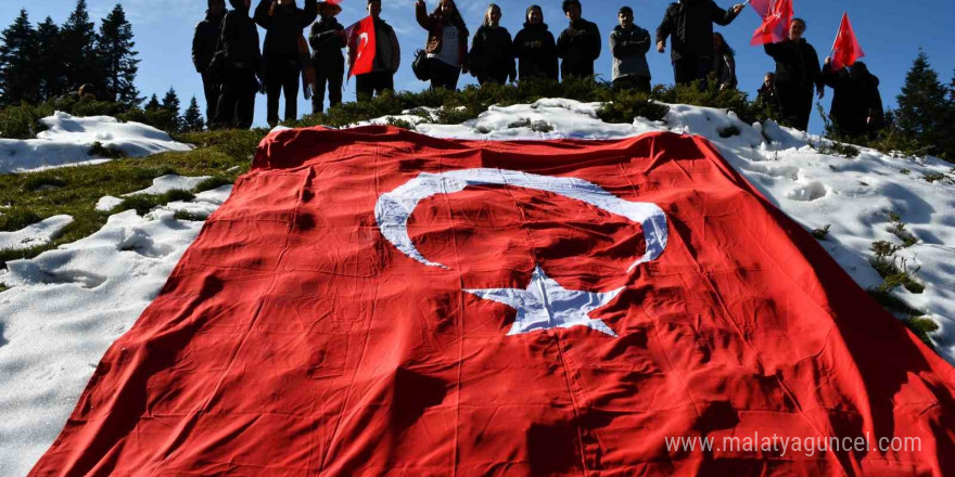 İstiklal Marşı’nı 2 bin 587 rakımlı dağın zirvesinde okuyup Cumhuriyet’in 101’nci yılını kutladılar