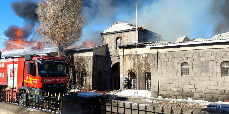 İtfaiye ekipleri tarihi binadaki yangını söndürmek için seferber oldu