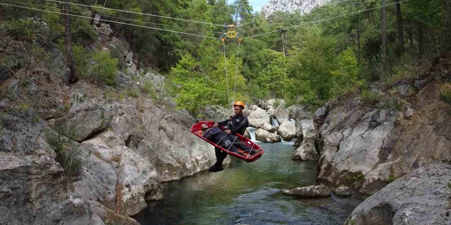 İtfaiye ekiplerinin komandoları aratmayan kurtarma tatbikatı