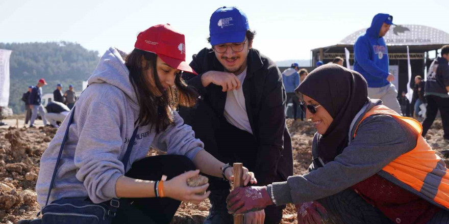 İTÜ’lü öğrenciler, YK Enerji’nin Milas’taki eski maden sahasına ‘250. Yıl Hatıra Ormanı’ için fidan dikti