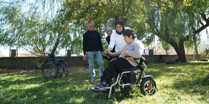 İyilik Ailesi’nden Muşlu Betül’e akülü sandalye desteği