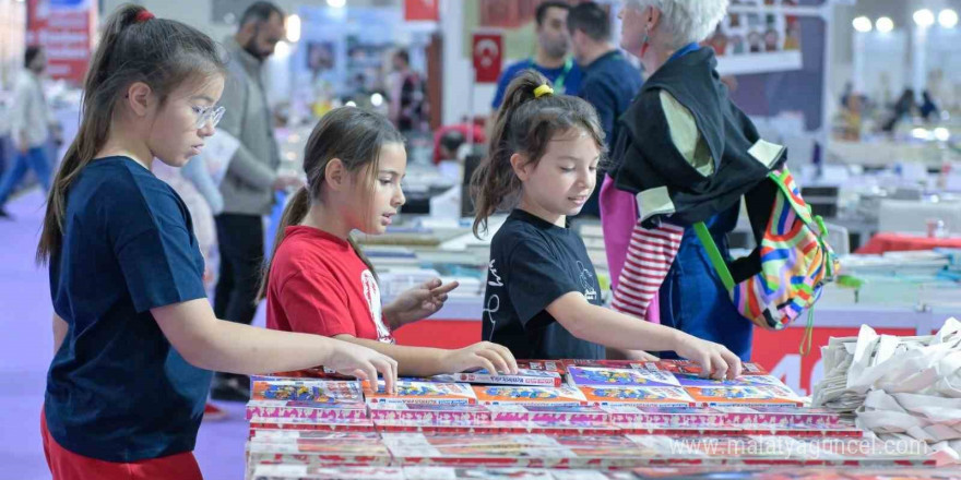 İZKİTAP okurları yazarlarla buluşturmaya devam ediyor