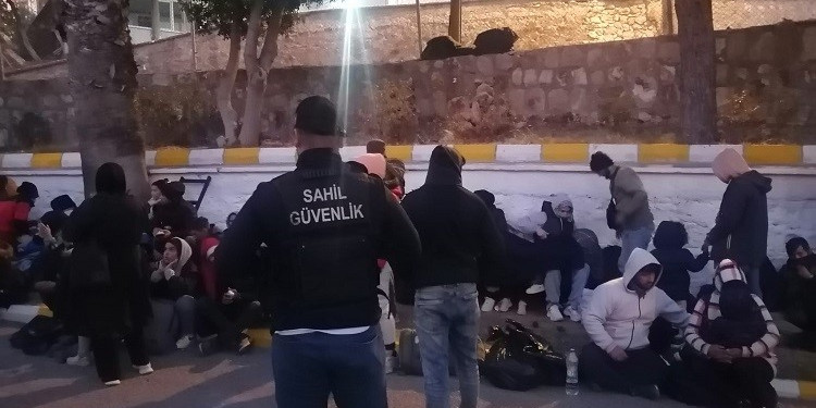 İzmir açıklarında 57 göçmen ve 4 kaçakçı yakalandı; sürüklenen 41 göçmen kurtarıldı