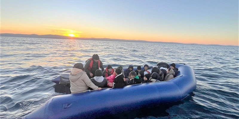 İzmir açıklarında kaçak göçmen yoğunluğu