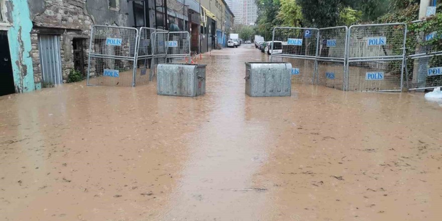 İzmir şiddetli sağanak caddeleri göle çevirdi