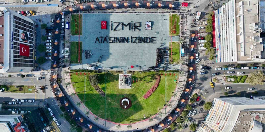 İzmir’de 350 metrelik posterle “Ata’ya Saygı Yürüyüşü” düzenledi