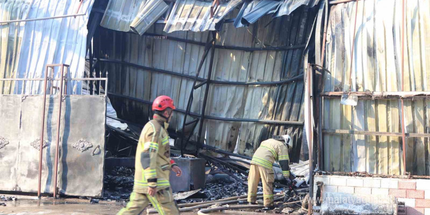 İzmir’de kimya fabrikasında yangın ve patlamalar: 2 yaralı