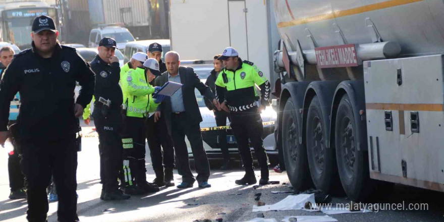 İzmir’de öğrenci servisi park halindeki tıra çarptı: 1 ölü, 1 yaralı