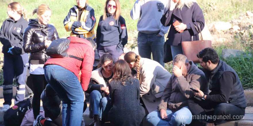 İzmir’de öğrenci servisi park halindeki tıra çarptı: 1 ölü, 1 yaralı