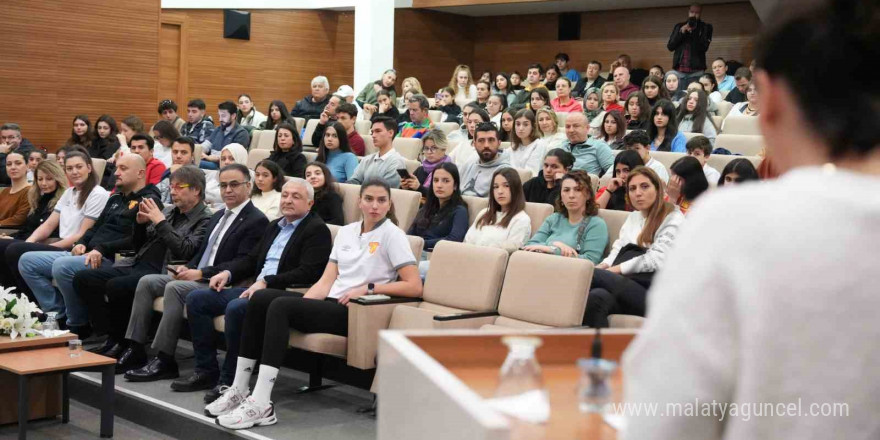 İzmir’de öğrenciler sporcularla buluştu: 750 adet voleybol topu hediye edildi