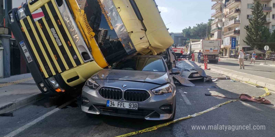 İzmir’de polisten kaçan tır sürücüsü, 2 aracı ezdi; o anlar kamerada