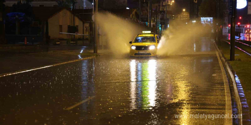 İzmir’de sağanak yağış etkili oluyor