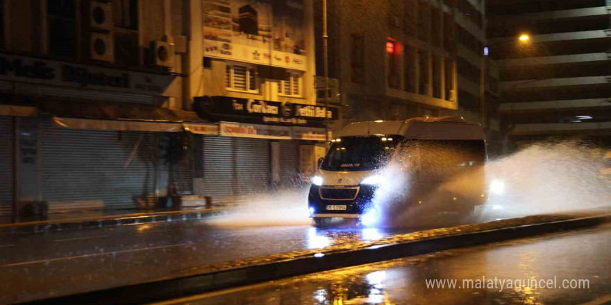 İzmir’de sağanak yağış etkili oluyor