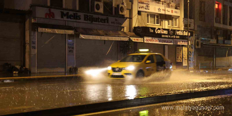 İzmir’de sağanak yağış etkili oluyor