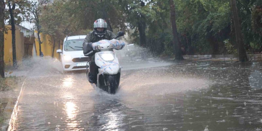 İzmir’de sağanak yolları göle çevirdi