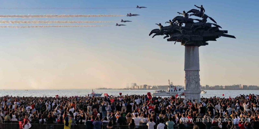 İzmir’de Türk Yıldızları’nın gösterisi nefes kesti