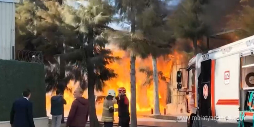 İzmir’in Çiğli ilçesinde bir kimya fabrikasında yangın çıktı. Yangına çok sayıda itfaiye ekibi müdahale ediyor.