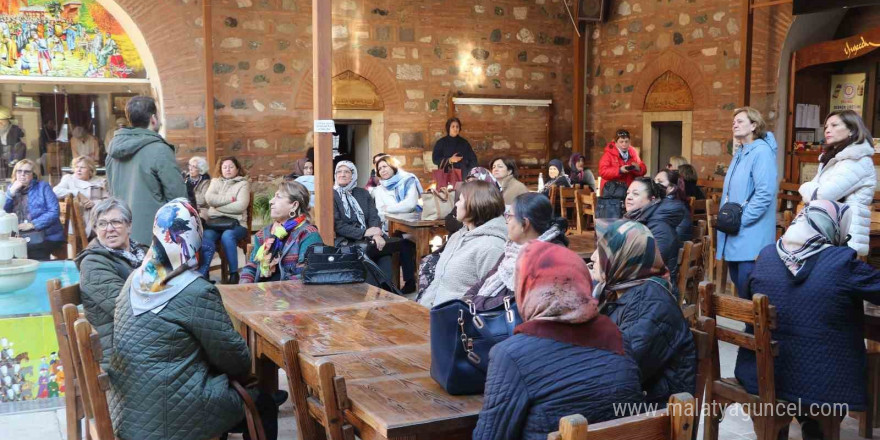 İzmirli kadınlar Manisa’yı gezdi