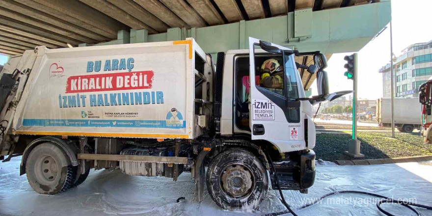 İzmit Belediyesi’nin çöp kamyonunda yangın çıktı