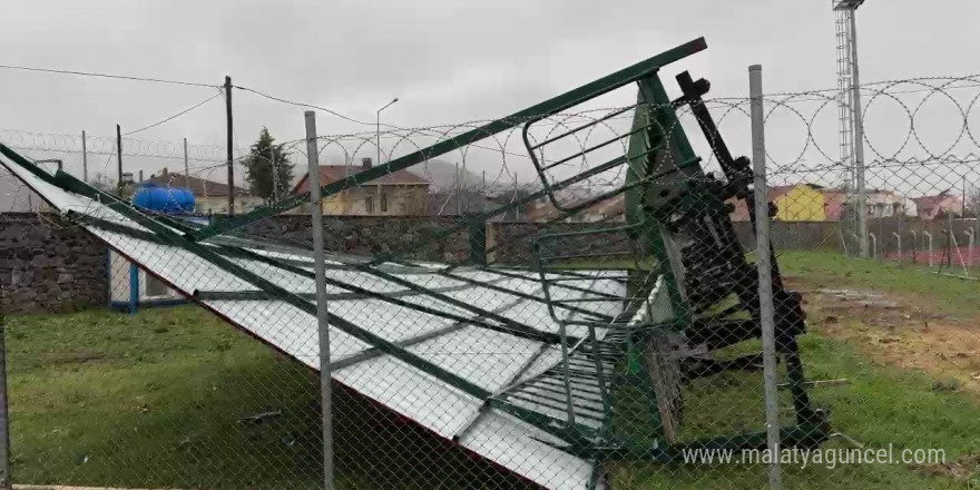 İznik İlçe Stadyumu’nda şiddetli rüzgar tribünü yıktı