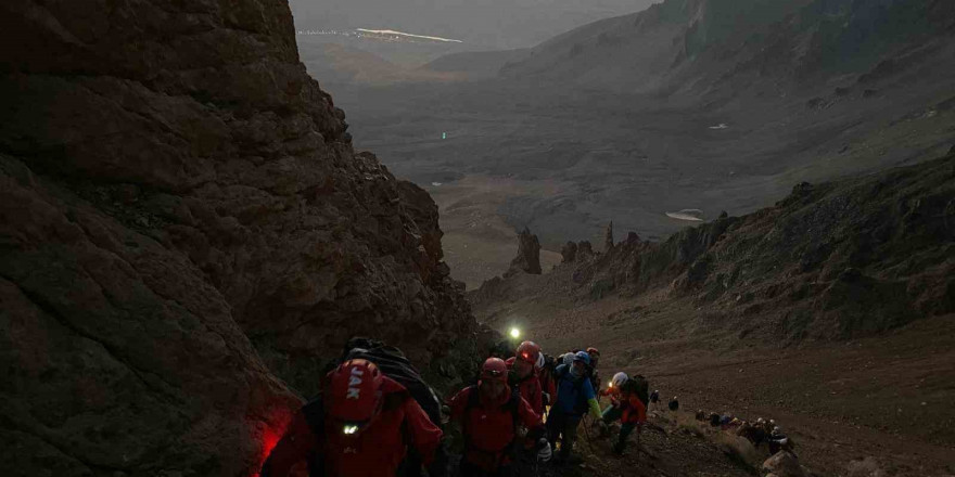 JAK Timlerinden Erciyes’e zirve tırmanışı