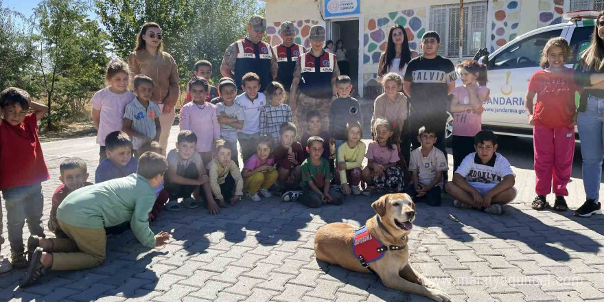 Jandarma, 4 Ekim Dünya Hayvanları Koruma Günü’nde öğrencilere hayvan sevgisini anlattı