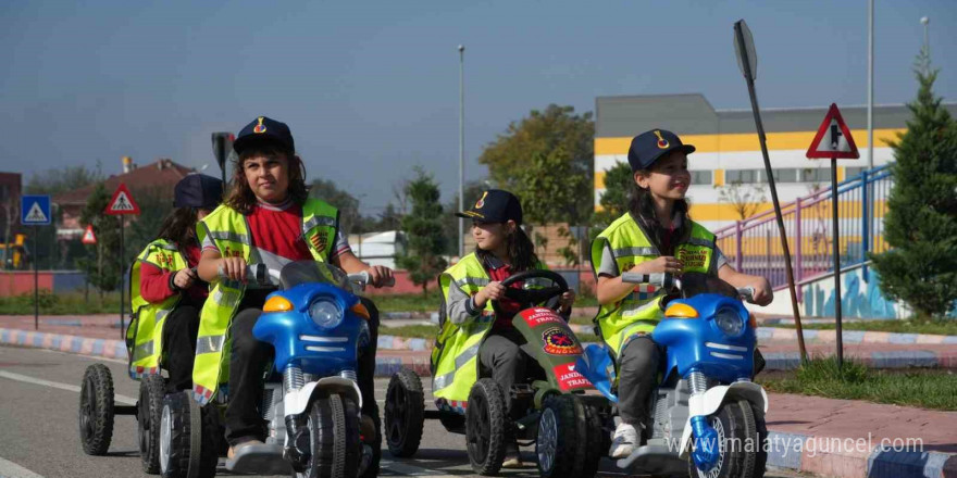 Jandarma ekipleri miniklere trafik kurallarını uygulamalı anlatıyor