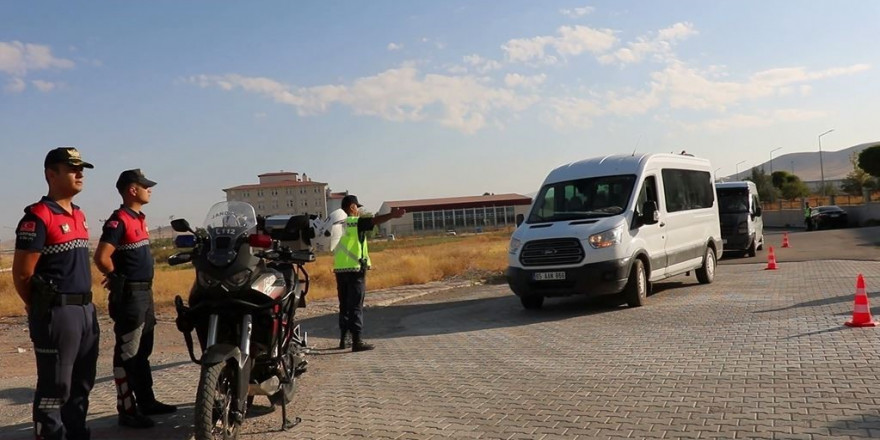 Jandarma ekipleri öğrenci servis araçlarını denetledi