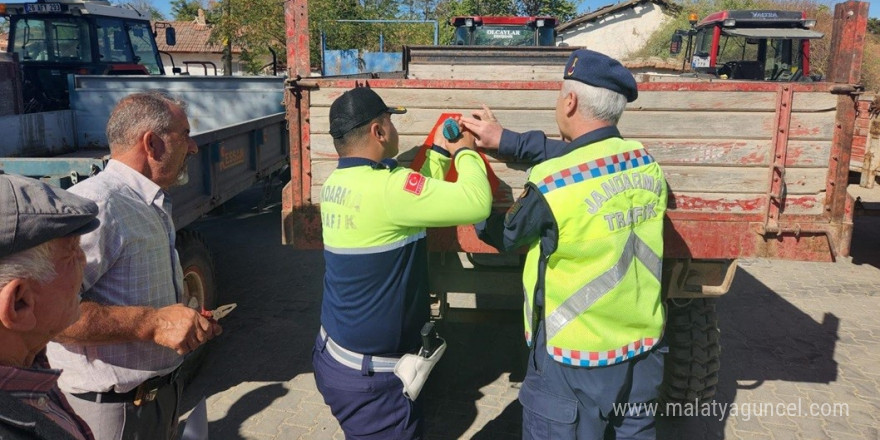 Jandarma ekipleri traktör ve tarım aracı kullanan sürücülere reflektör dağıttı