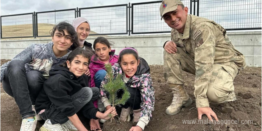 Jandarma ekipleri yüzlerce fidanı toprakla buluşturdu