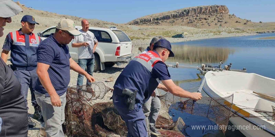 Jandarma kaçak ağ operasyonunda bin metre ağı imha etti