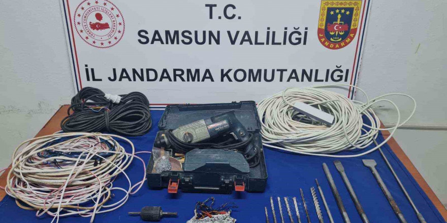 Jandarma kaçak kazı yapan 2 kişiyi yakaladı