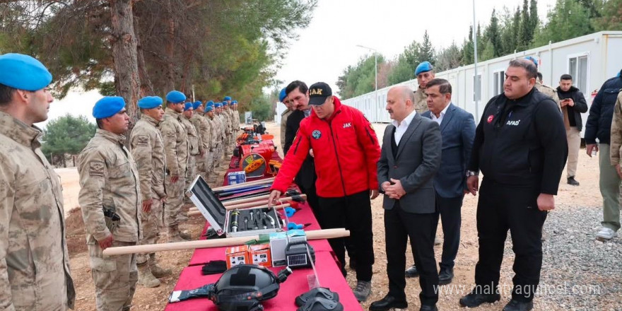 Jandarma komutanlığına arama kurtarma ekipmanları verildi