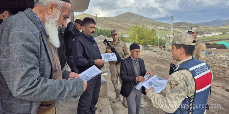 Jandarma köylerde dolandırıcılık konusunda vatandaşları bilgilendiriyor