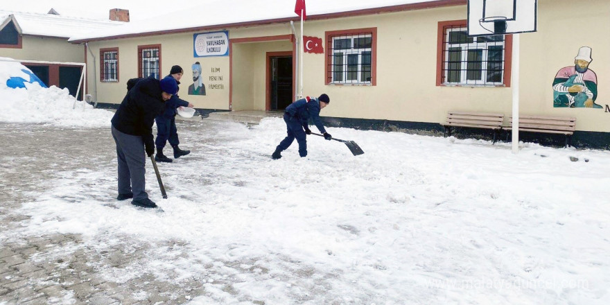 Jandarma, öğretmenlerle kar temizliği yaptı öğrenciler ile kartopu oynadı