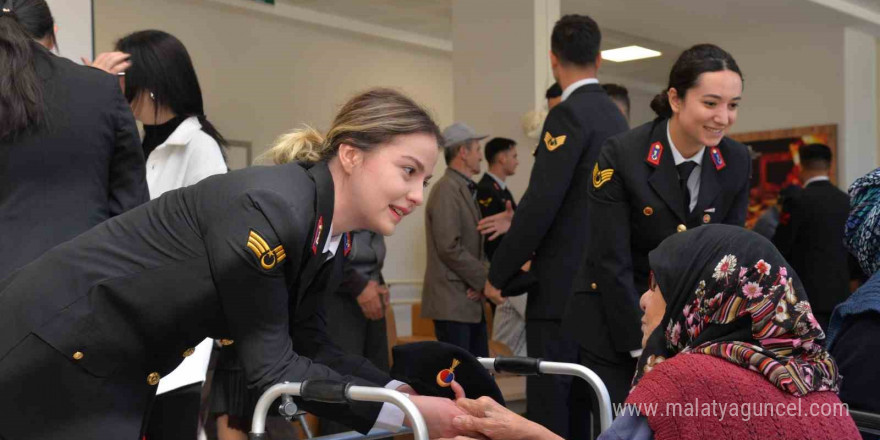 Jandarma personelleri huzurevi sakinlerinin yüzünü güldürdü