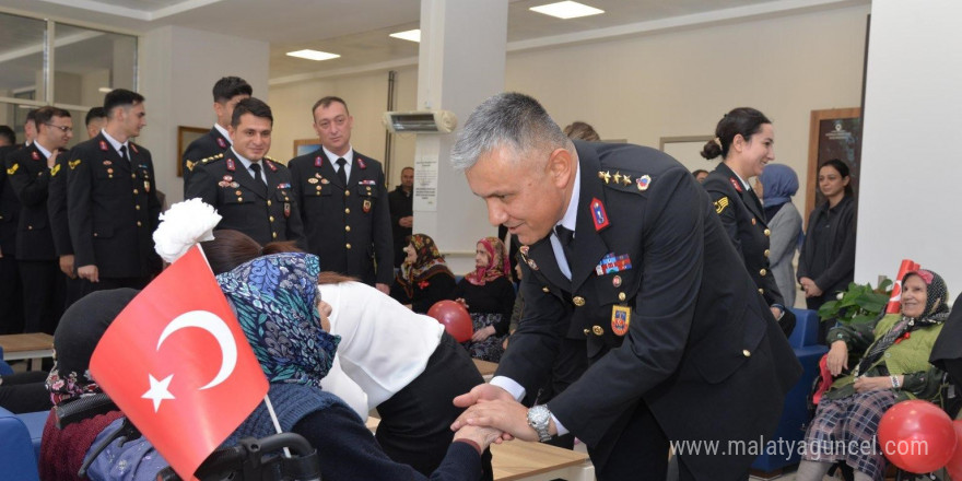 Jandarma personelleri huzurevi sakinlerinin yüzünü güldürdü