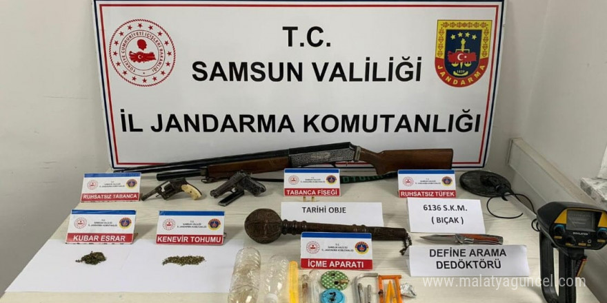 Jandarma şüpheli araçta silah ve uyuşturucu ele geçirdi: 5 gözaltı