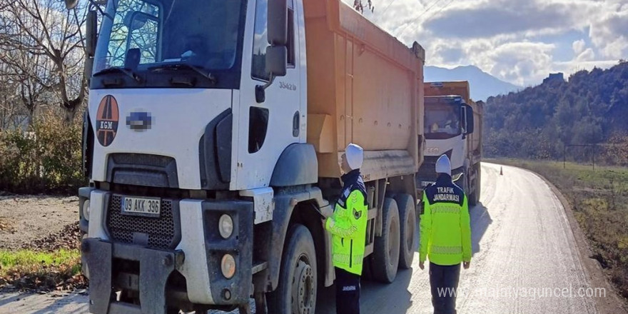 Jandarma trafikte göz açtırmıyor: 967 araç ve 205 sürücü trafikten men edildi