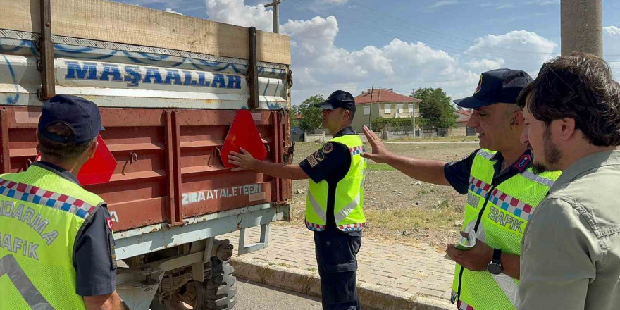 Jandarma traktör sürücülerine eğitim verip, reflektör dağıttı