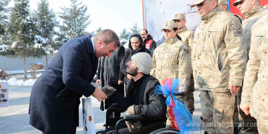 Jandarmadan engellilere tekerlekli sandalye desteği