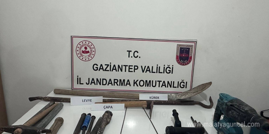 Jandarmadan kaçak kazı yapanlara suçüstü: 3 gözaltı