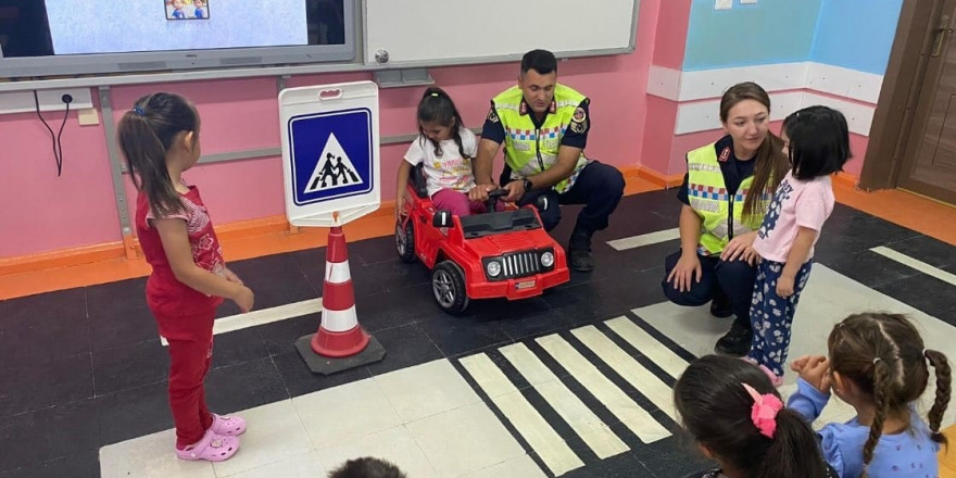 Jandarmadan öğrencilere trafik eğitimi