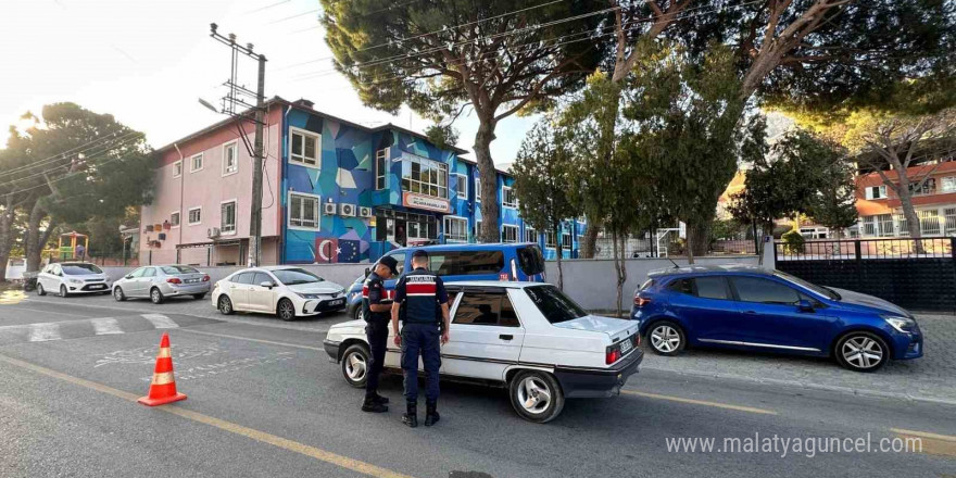 Jandarmadan okul önlerinde ve servis araçlarında denetim