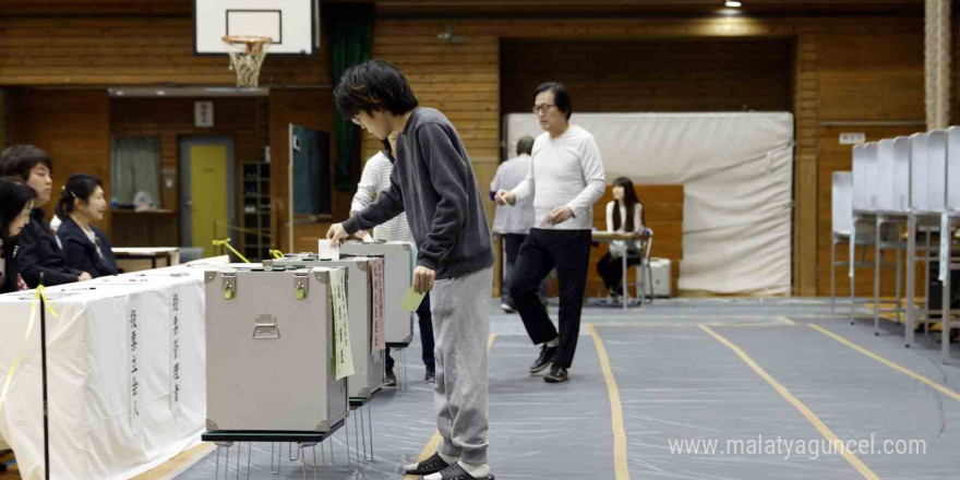 Japonya’daki erken seçimde 15 yıldır iktidardaki LDP mecliste çoğunluğu kaybetti