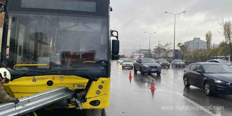 Kadıköy’de bariyerler İETT otobüsüne ok gibi saplandı