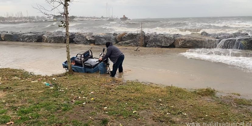 Kadıköy’de dev dalgalar sahile taştı